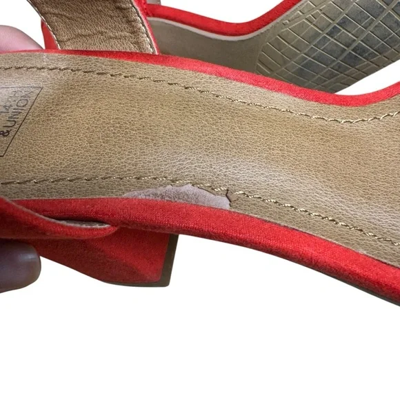 🔥CLEAR OUT🔥 Beautiful Vibrant Red Orthaheel Heels - Picture 8 of 9